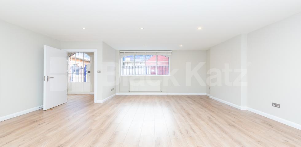 			3 BEDROOM MEWS HOUSE, 3 Bedroom, 1 bath, 1 reception Mews House			 Dove Road, CANONBURY 